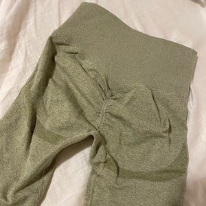 tight & stretchy olive green booty shaping leggings 🫶🏼